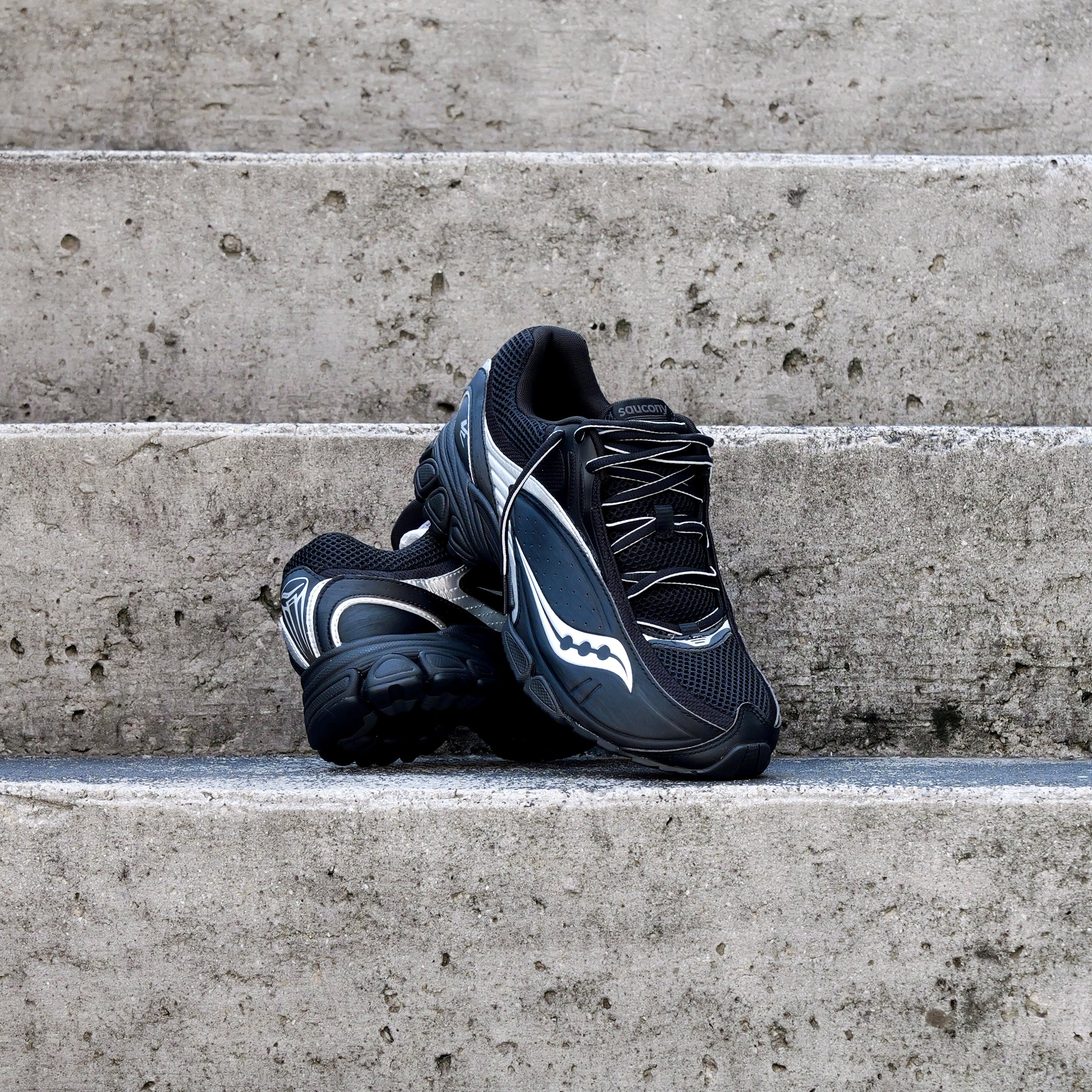 Mens Saucony ProGrid V2 (Black/Silver) - Saucony