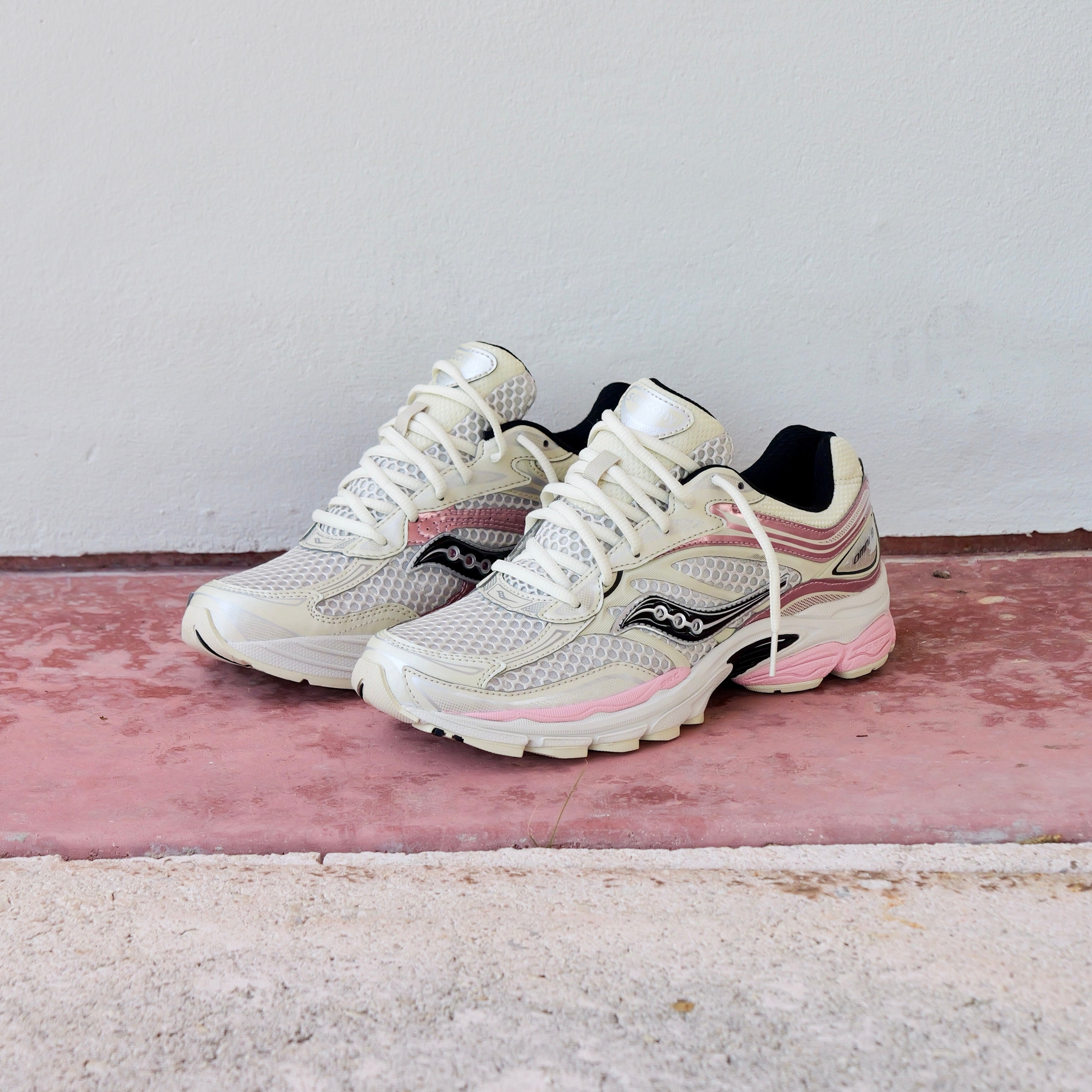 Mens Saucony ProGrid Omni 9 (Eggshell/Touch)