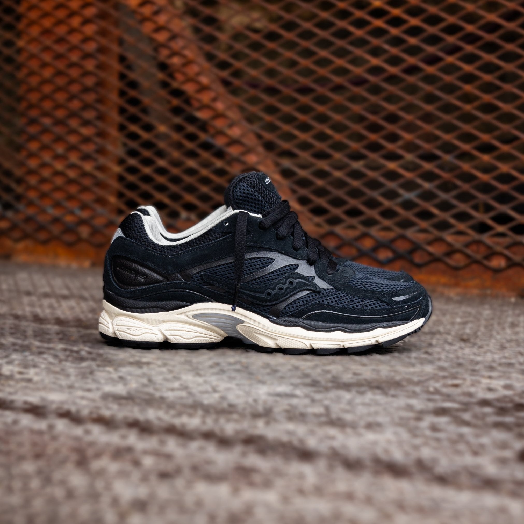 Mens Saucony OG ProGrid Omni 9 (Black/Cream) - Saucony