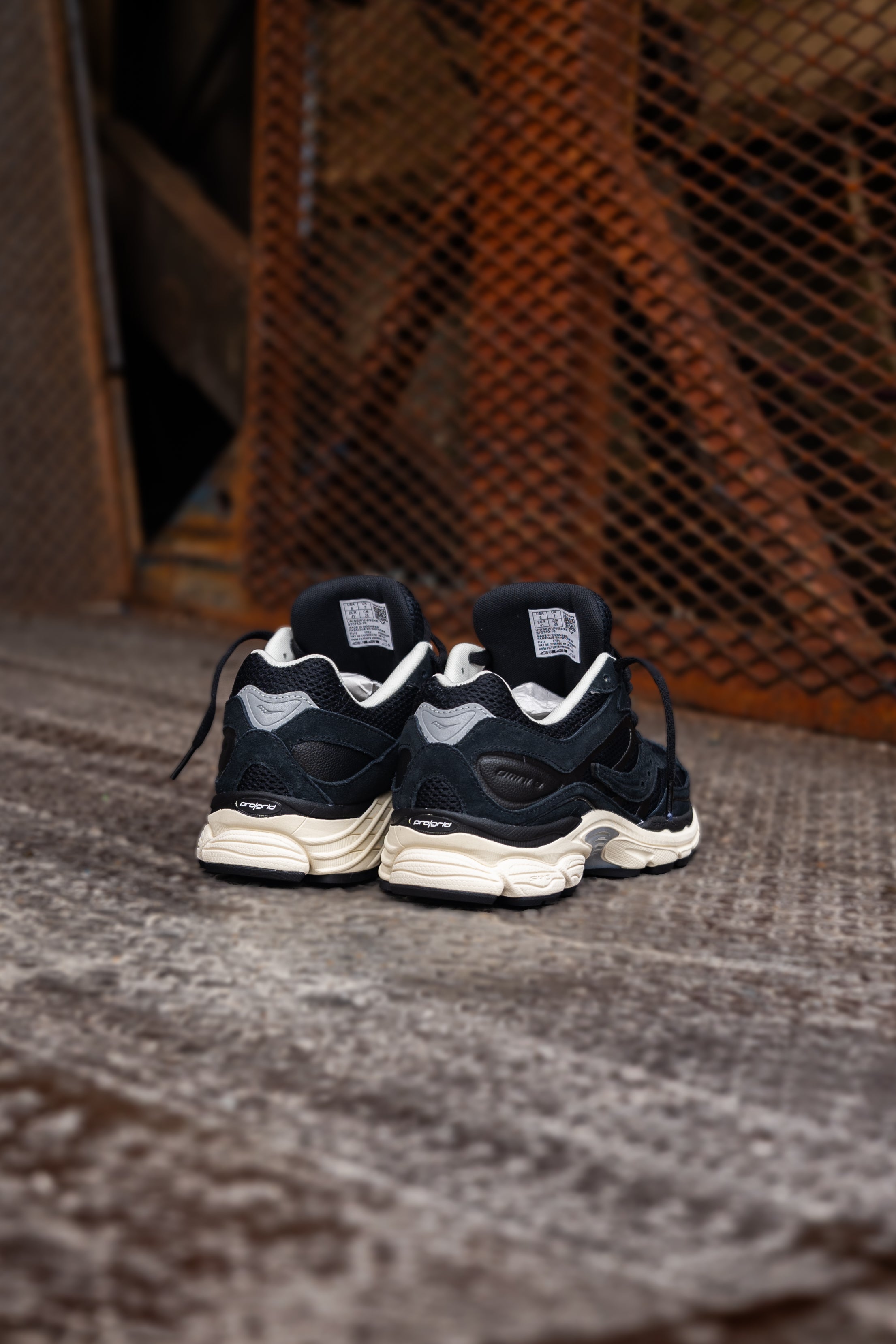 Mens Saucony OG ProGrid Omni 9 (Black/Cream) - Saucony