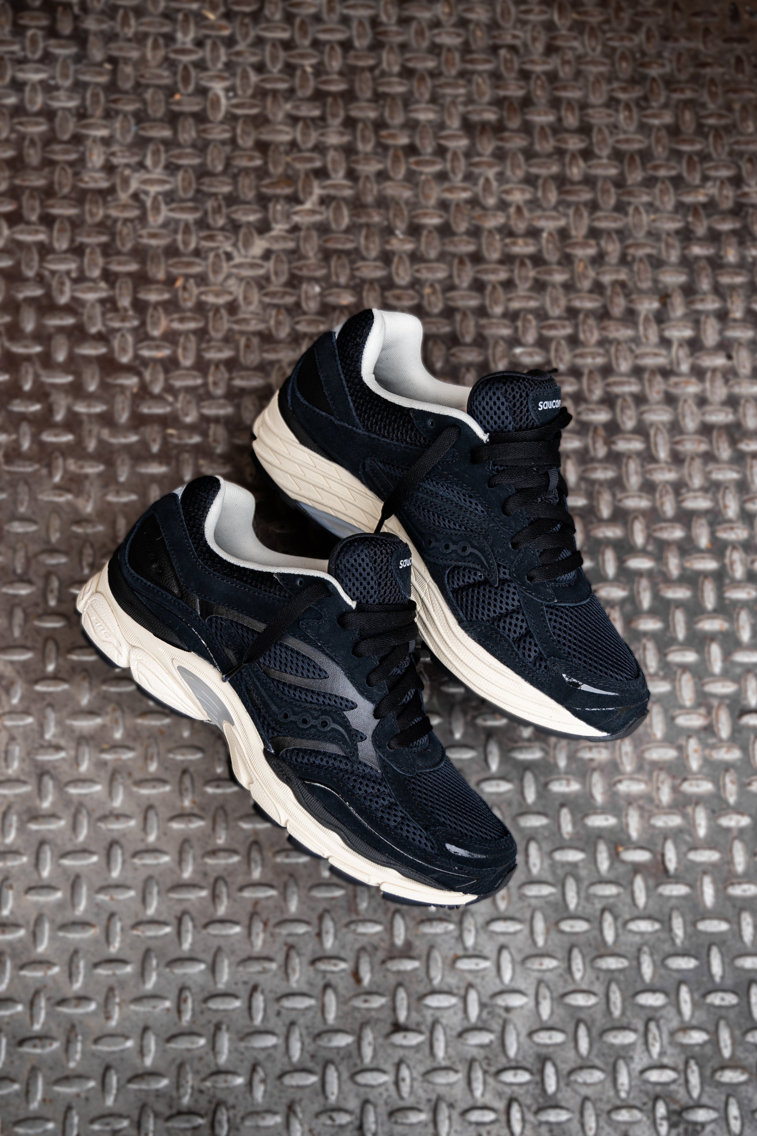 Mens Saucony OG ProGrid Omni 9 (Black/Cream) - Saucony