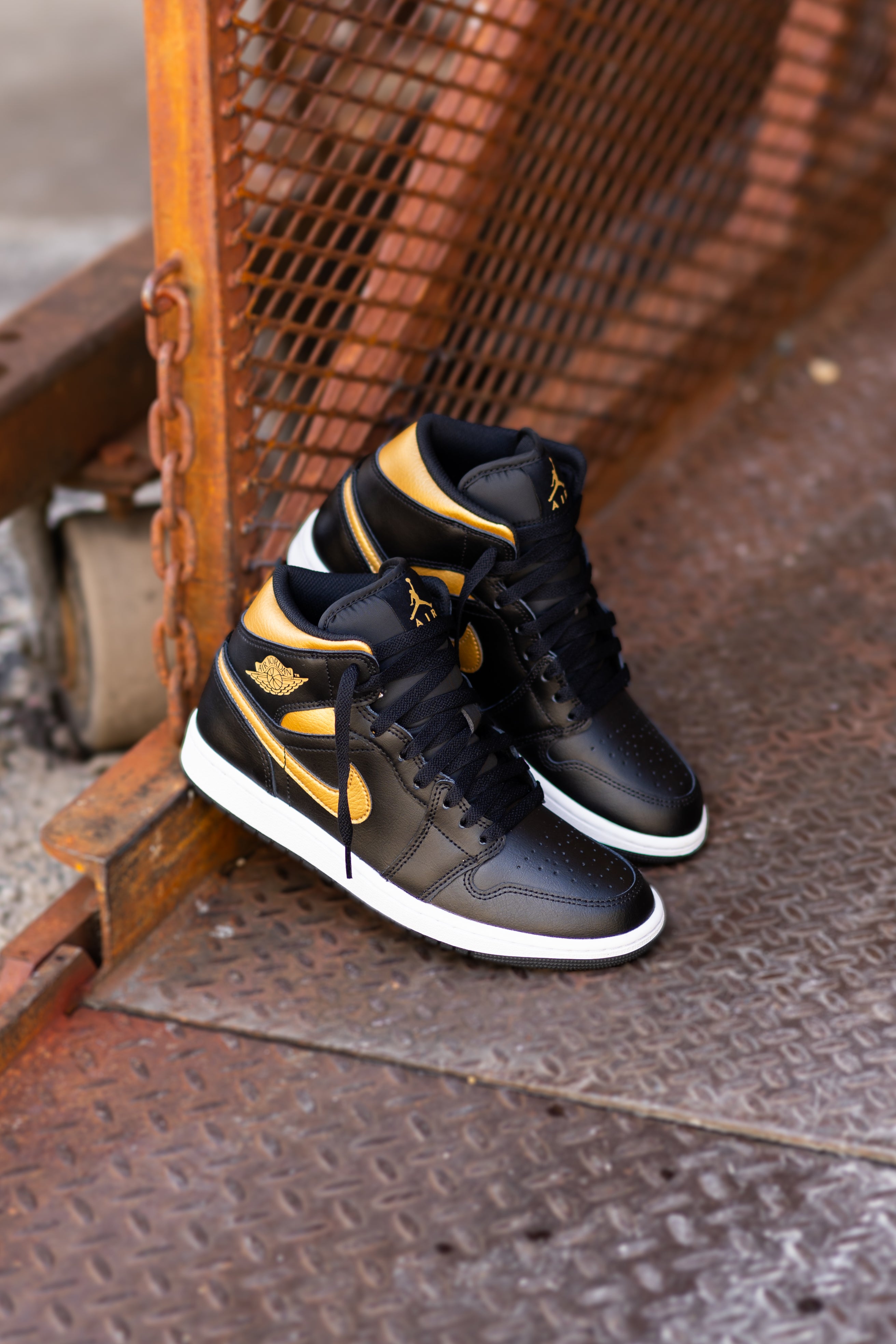 Mens Air Jordan 1 Mid (Black/Metallic Gold/White) - VIP Nike