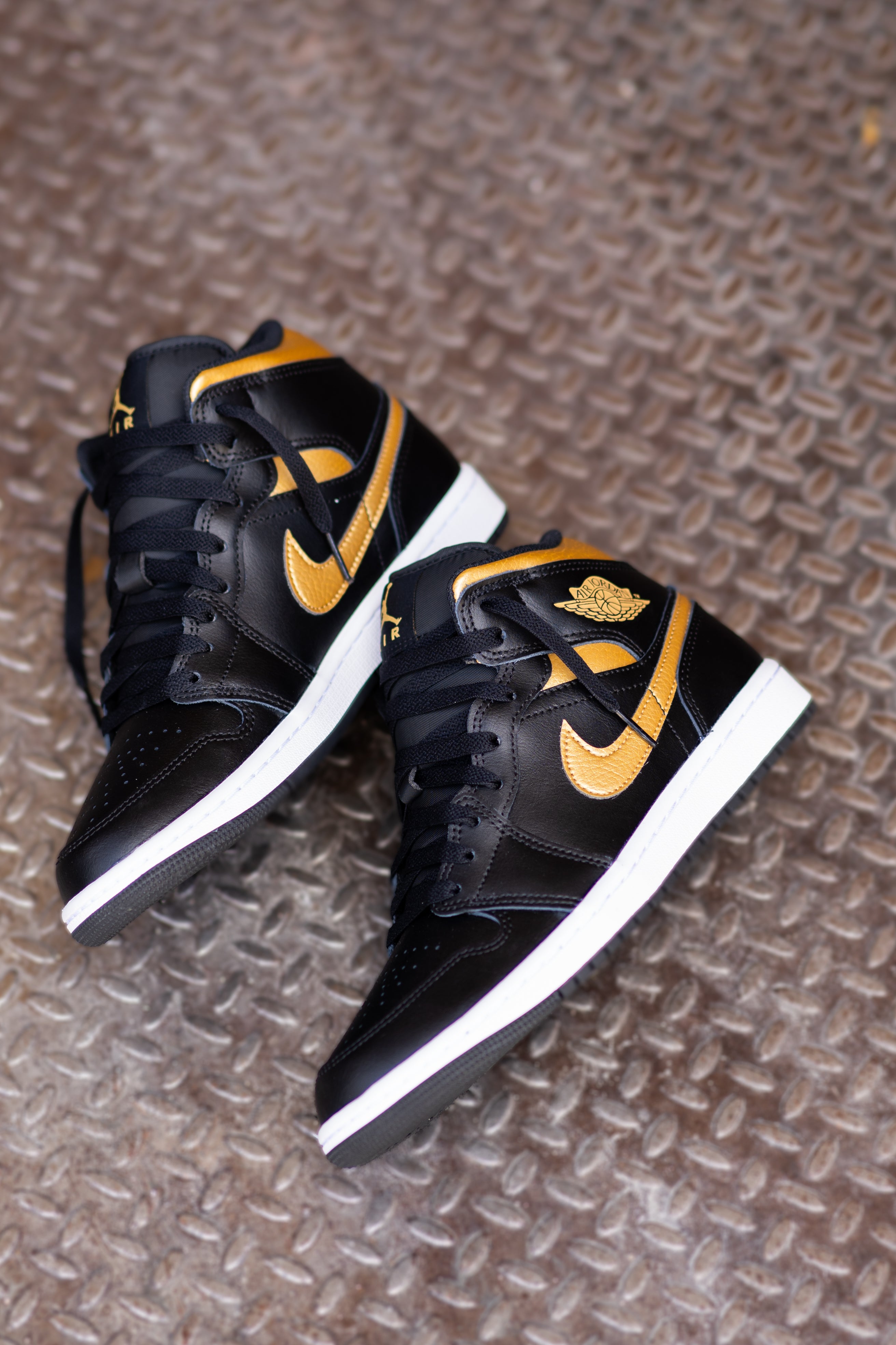 Mens Air Jordan 1 Mid (Black/Metallic Gold/White) - VIP Nike