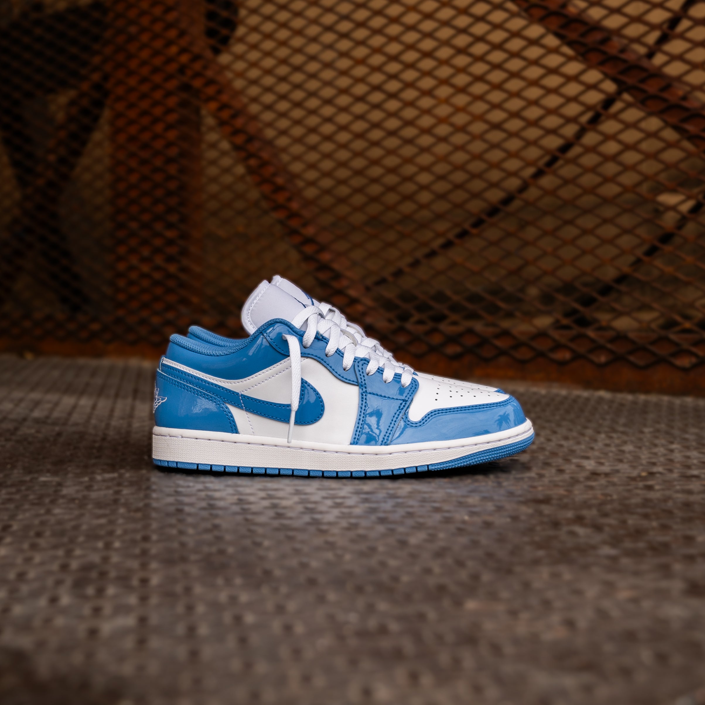 Mens Air Jordan 1 Low SE (White/Legend Blue) - Nike